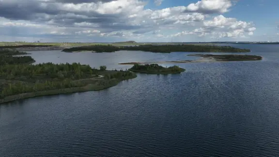 (G) Ein großer See