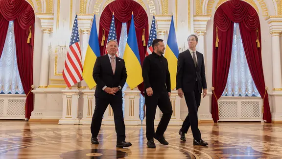 Der ukrainische Präsident Wolodymyr Selenskyj mit den US-Gesandten Steve Witkoff und Jared Kushner.