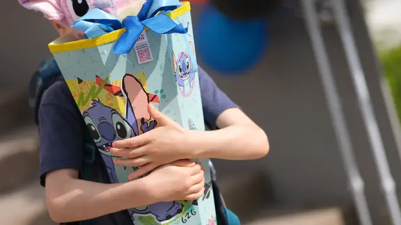 Ein Kind hält eine Schultüte in den Händen