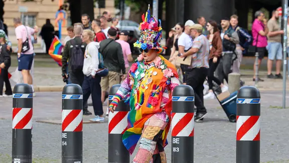 Teilnehmer des 30. Christopher Street Days (CSD) nehmen am Umzug durch die Landeshauptstadt teil. Unter dem Motto «Wähl Liebe» haben rund 3.000 Menschen für Vielfalt und Weltoffenheit demonstriert.