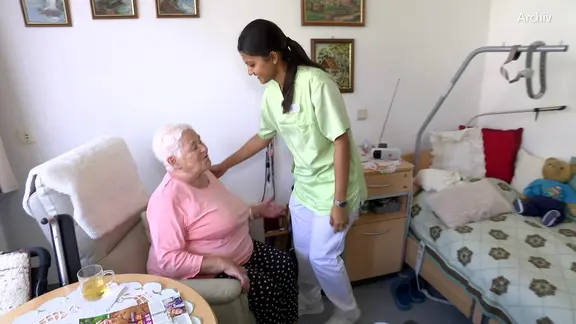 Pflegerin besucht ältere Dame 