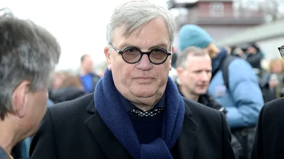 Hape Kerkeling bei der Kranzniederlegung zum 81. Jahrestag der Befreiung des Konzentrationslagers Buchenwald und Mittelbau-Dora