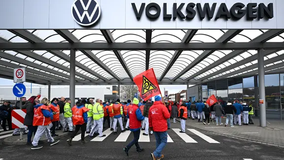 Beschäftigte von Volkswagen beteiligen sich im Werk in Zwickau an einem Warnstreik. 