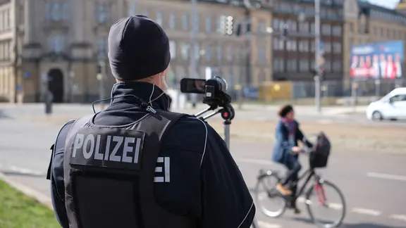 Krawalle in Connewitz: Steine fliegen auf Polizeiposten – 100 Menschen errichten Barrikaden