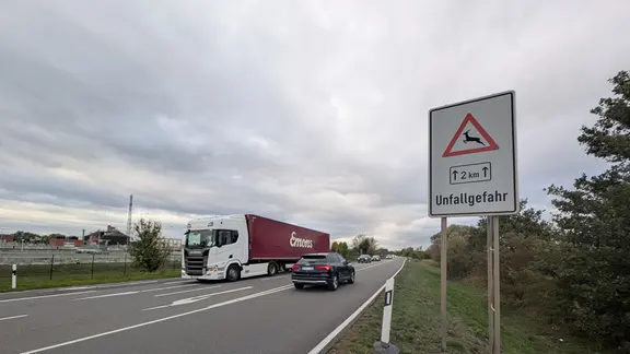 (S) Ein Verkehrsschild an einer Bundesstraße warnt vor Verkehrsunfällen