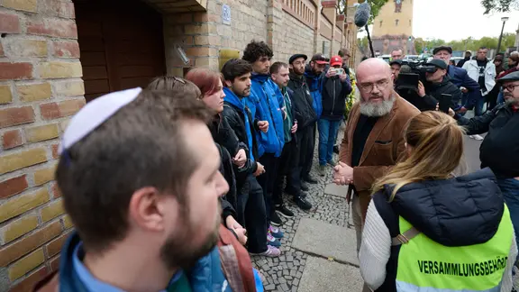 Dem Landtagvizepräsidenten Hans-Thomas Tillschneider ( AfD ) wird der Zutritt zur Synagoge versperrt