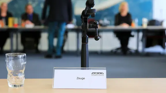 Ein Schild «Zeuge» steht im Raum eines Untersuchungsausschusses im Landtag von Sachsen Anhalt in Magdeburg.