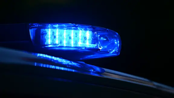 In der Nacht leuchtet das Blaulicht der Polizei hell 
