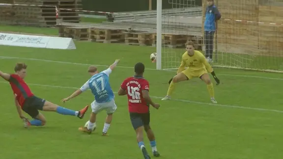Jonas Marx (CFC) trifft zum 4:0 gegen RSV Eintracht. 