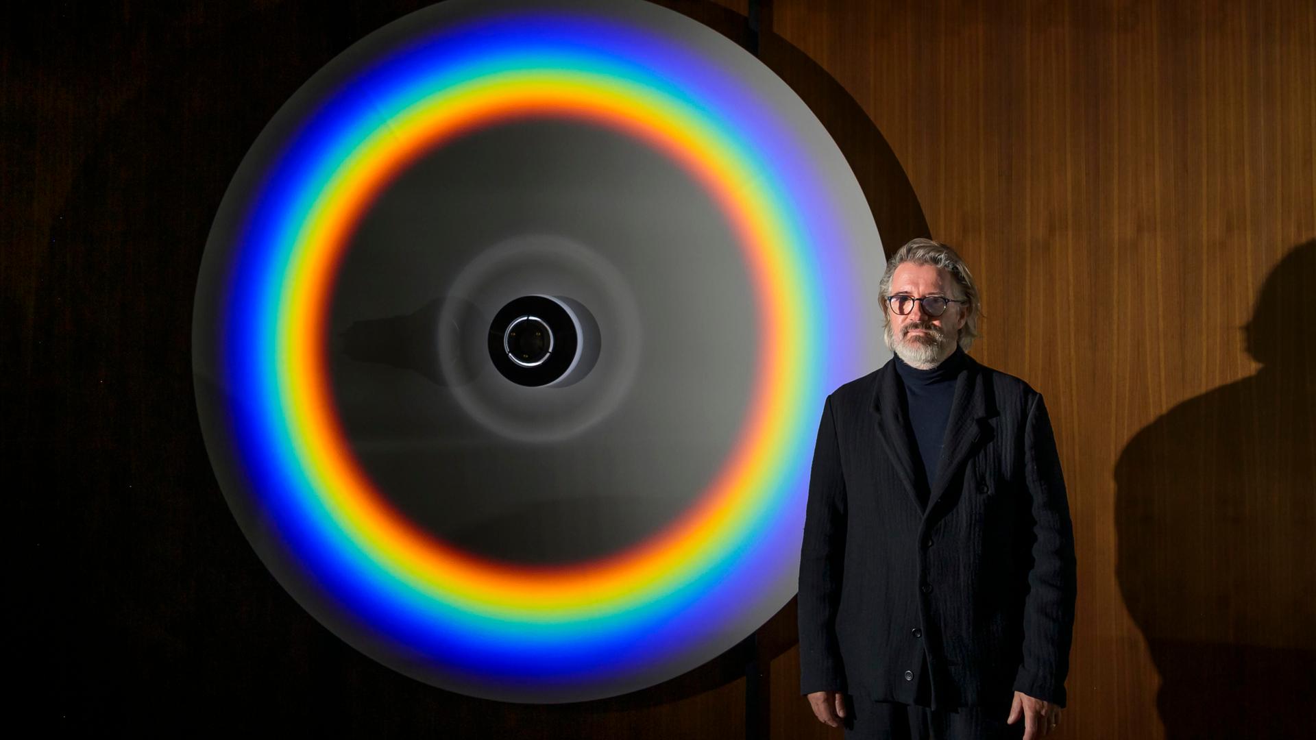 Der dänisch-isländische Kuenstler Olafur Eliasson vor seiner Lichtinstallation in Form eines kreisrunden Regenbogens | picture alliance / epd-bild | Matthias Rietschel