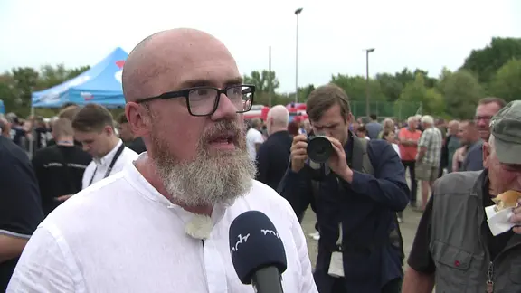 Ein Politiker der AfD gibt ein Interview.