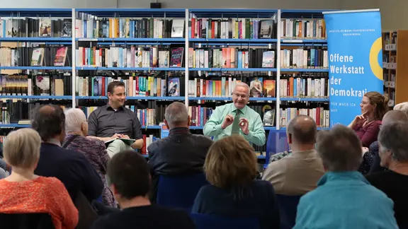 Hoyerswerdas Oberbürgermeister bei einem Gesprächsabend in der Bibliothek 
