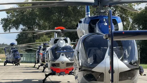 Hubschrauber der Landes- und Polizei landen auf dem Flugplatz Bautzen