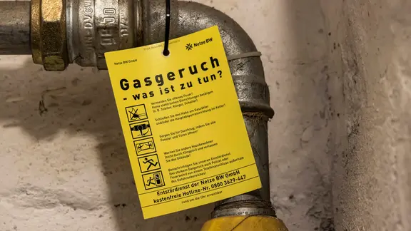 gelbes Schild mit Hinweisen zum Verhalten bei Gasgeruch