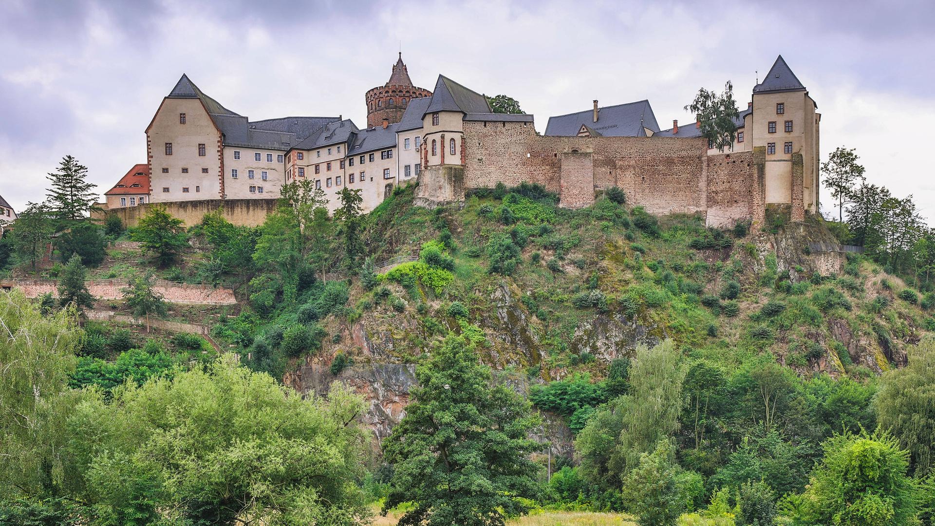 Burg auf einem Berg über dem Fluss im Sommer | IMAGO / Dirk Sattler