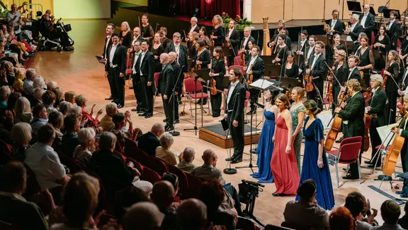 Blick in den Saal des CCS in Suhl beim Abschlusskonzert des MDR-Musiksommers 2026. Auf der Bühne: MDR-Sinfonieorchester und MDR-Rundfunkchor