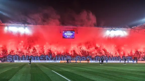 Fans des 1. FC Magdeburg zünden im Stadion Pyrotechnik