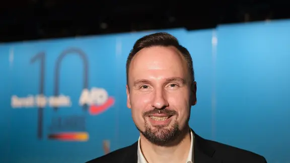 Ein Portrait von einem Mann im Anzug, Arno Bausemer von der AfD. 