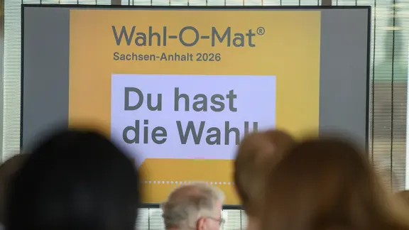 "Wahl-O-Mat Sachsen-Anhalt 2026" und "Du hast die Wahl" steht auf einem Monitor. 