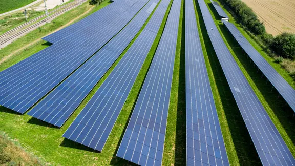 Solaranlage inmitten einer landwirtschaftlichen Anbaufläche.