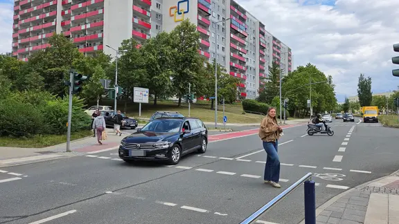 Autos und eine Fußgängerin an einer Ampelkreuzung in der Erlanger Allee Jena