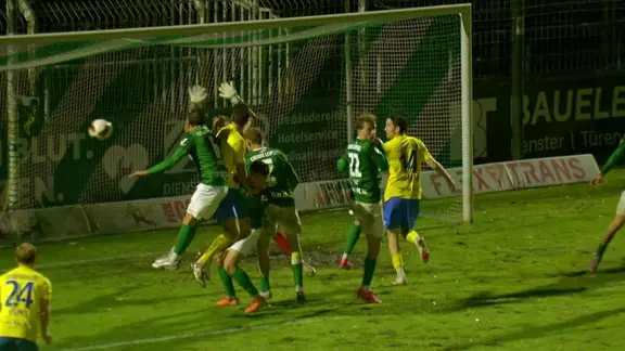 Quentin Seidel (Luckenwalde) mit einem Kopfballtor gegen die BSG Chemie Leipzig