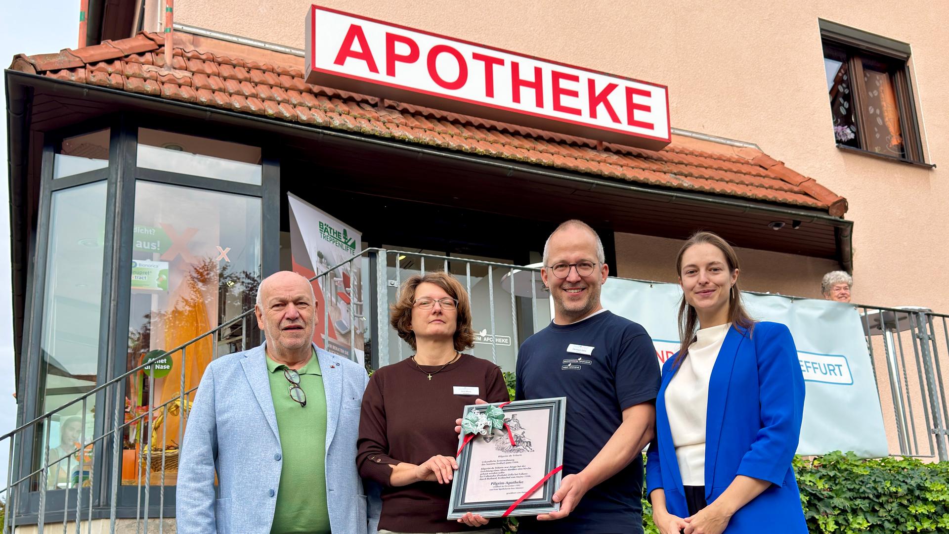 Vier Menschen stehen vor einer Apotheke. | MDR/Ruth Breer