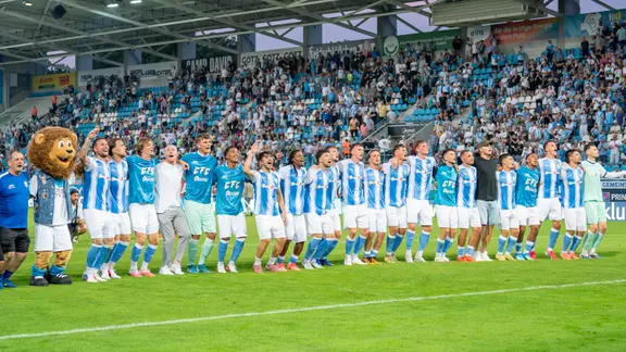 Der Chemnitzer FC feiert den Sieg im Bezirksderby gegen den FSV Zwickau mit seinen Fans. 
