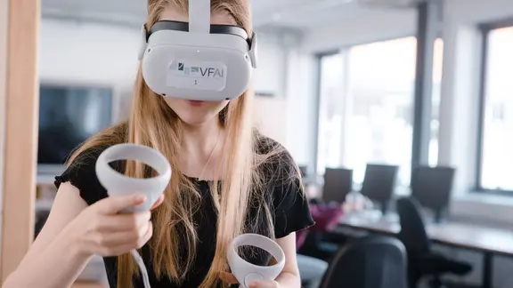 Schülerin mit VR-Brille bei der CampusThüringenTour