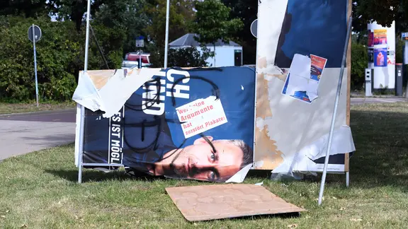 Ein beschädigtes Wahlplakat der AfD in Sachsen-Anhalt