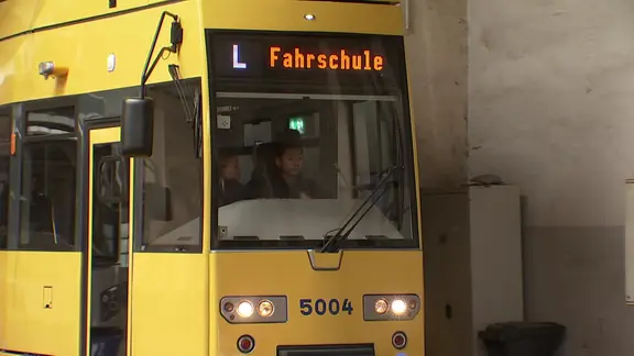 Eine Straßenbahn mit der Aufschrift "Fahrschule". 