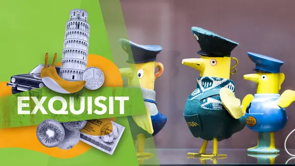 Figuren gelber Enten in Uniformen stehen nebeneinander, daneben eine Collage mit dem Text "Exquisit".