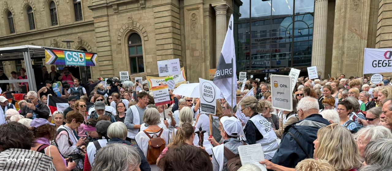Demonstranten versammeln sich.