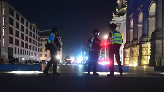 Einsatzkräfte der Polizei sind am Brandenburger Tor im Einsatz nach dem Abbruch des Christopher Street Day (CSD).