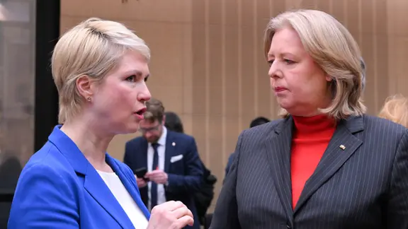 Manuela Schwesig und Bärbel Bas unterhalten sich vor einer Sitzung des Bundesrates.