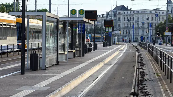 Leipziger Verkehrsbetriebe bedanken sich mit Aktion für Freikratzen der Schienen