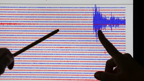 Mitarbeiter der TU Bergakademie Freiberg diskutieren im Datenzentrum Sachsennetz die seismischen Messwerte der Erdbebenmessstation Eibenstock. 