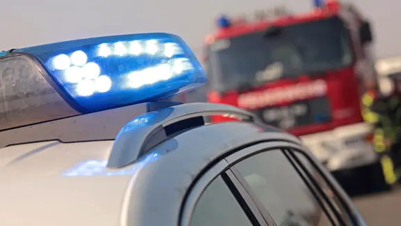 Symbolbild: Polizei und Feuerwehr bei einem Unfall