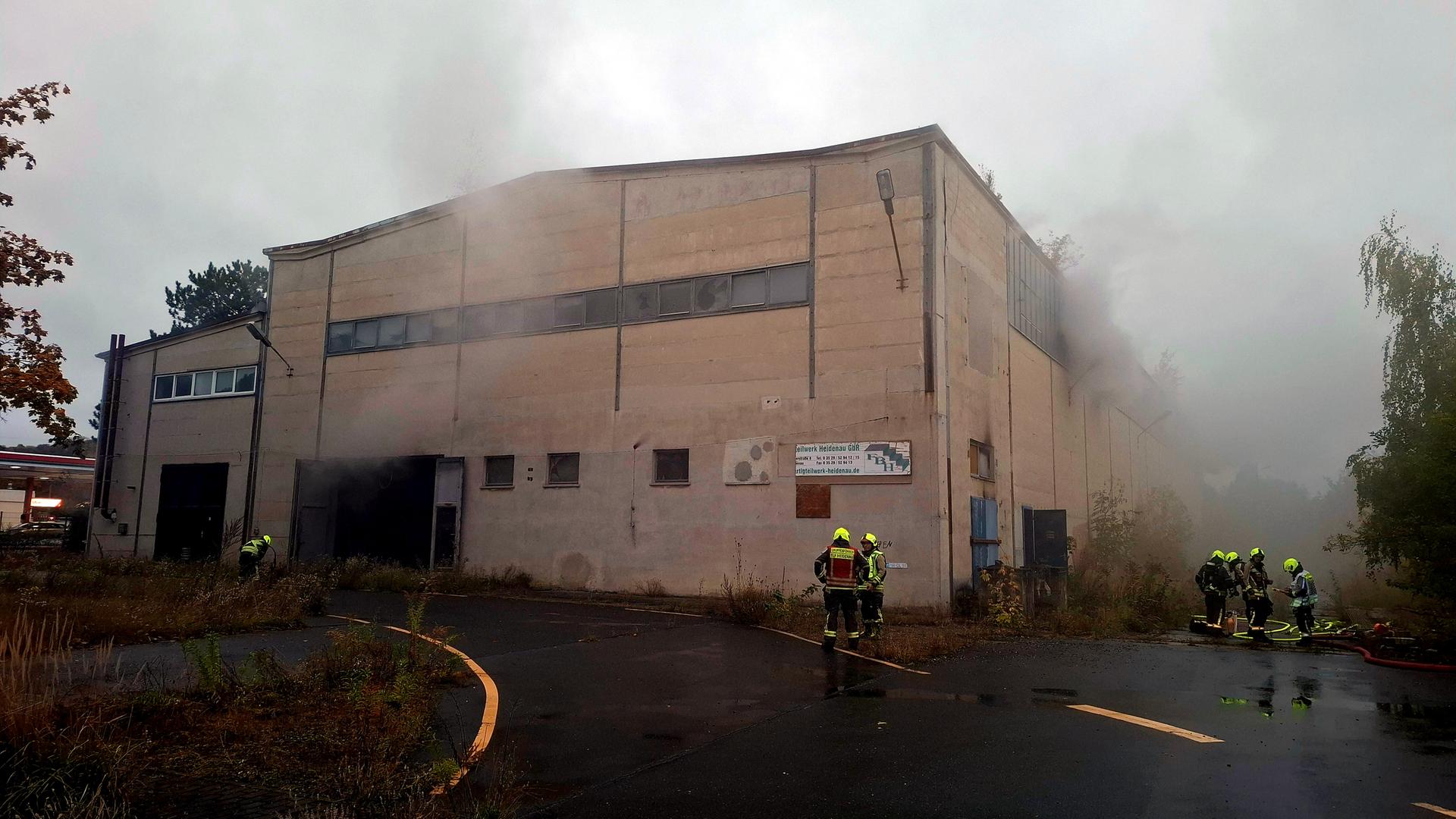 Feuer von Jugendlichen gelegt? Polizei ermittelt nach Lagerhallen-Brand in Heidenau