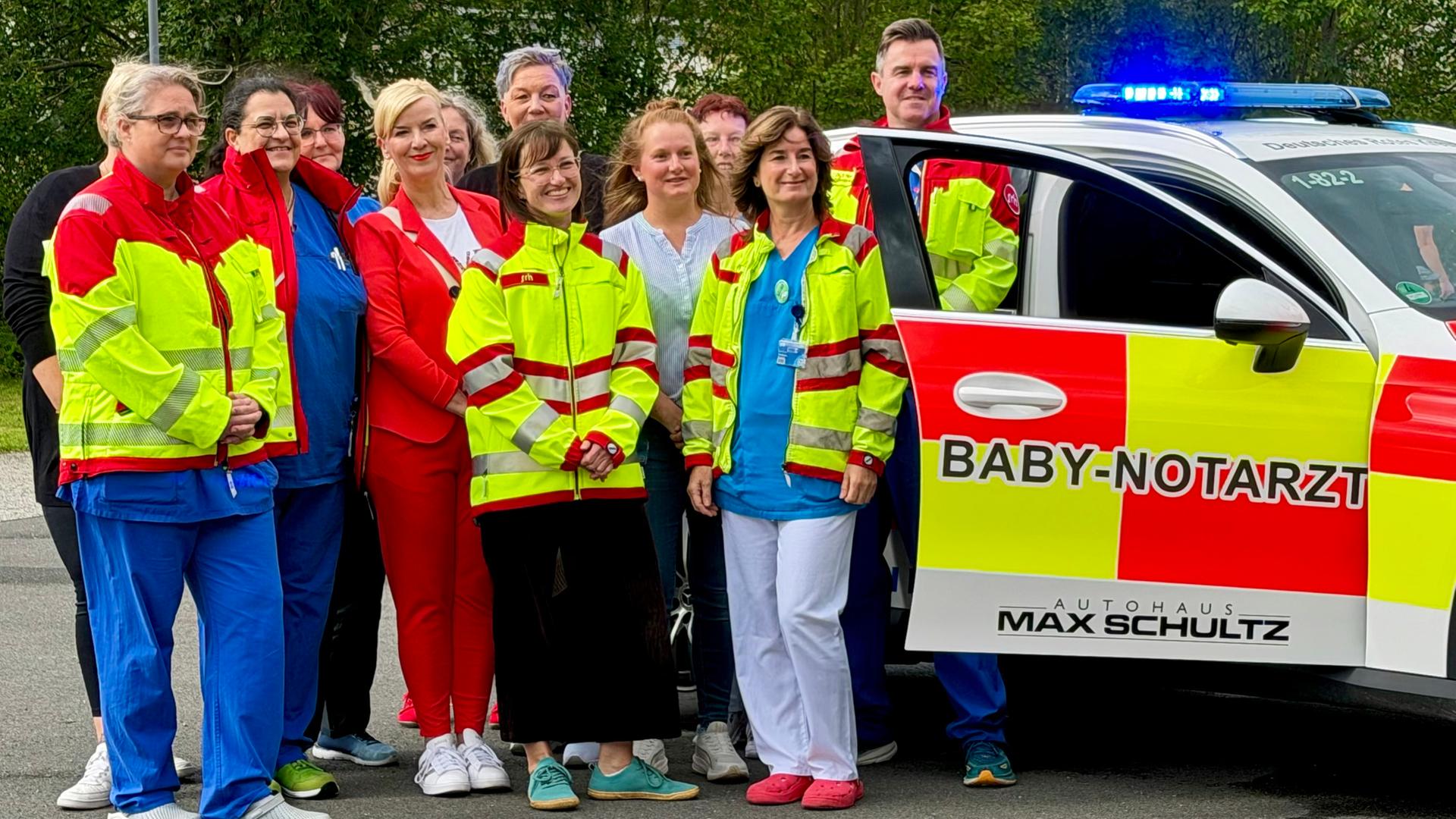 Ein Rettungsteam steht vor dem neuen Babynotarztwagen in Suhl | MDR/Bettina Ehrlich