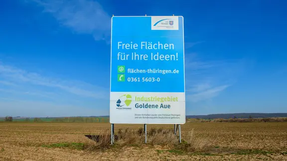 "Freie Flächen für ihre Ideen" steht auf dem Werbeschild für das Industriegebiet Goldene Aue bei Windehausen.