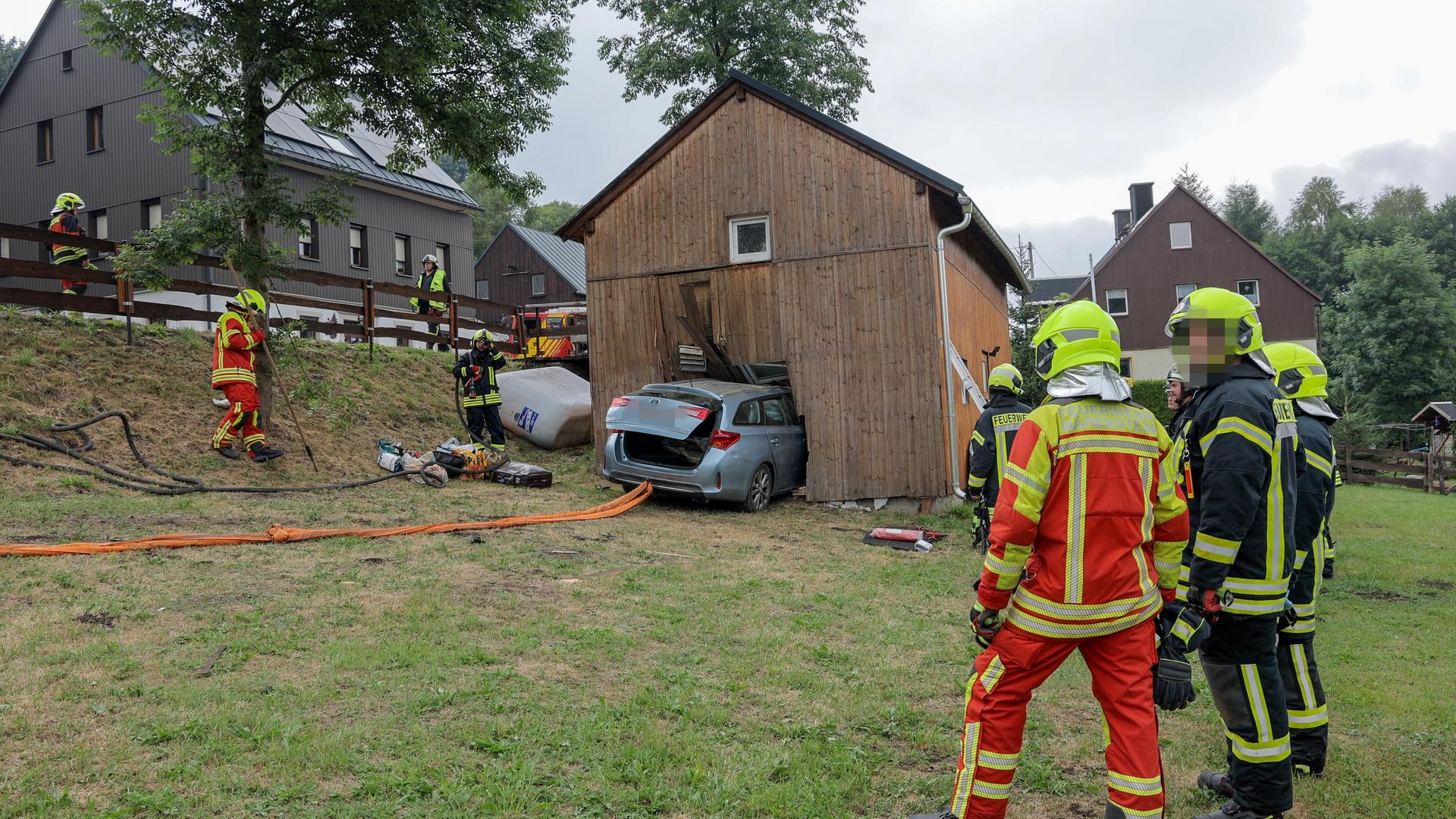 Leicht Verletzte bei Autounfall - Schafe kommen mit Schrecken davon