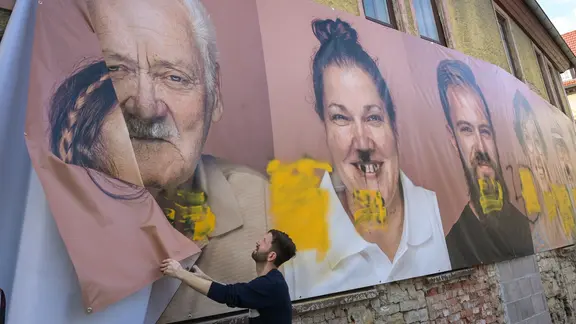Die Planen mit den Fotoporträts des Künstlers Martin Ritzmann in Allstedt werden abgenommen, da sie zuvor mit Hakenkreuzen und rechten Parolen beschmiert wurden (2025)