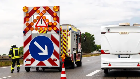 Autos und Spursperrung auf Autobahn