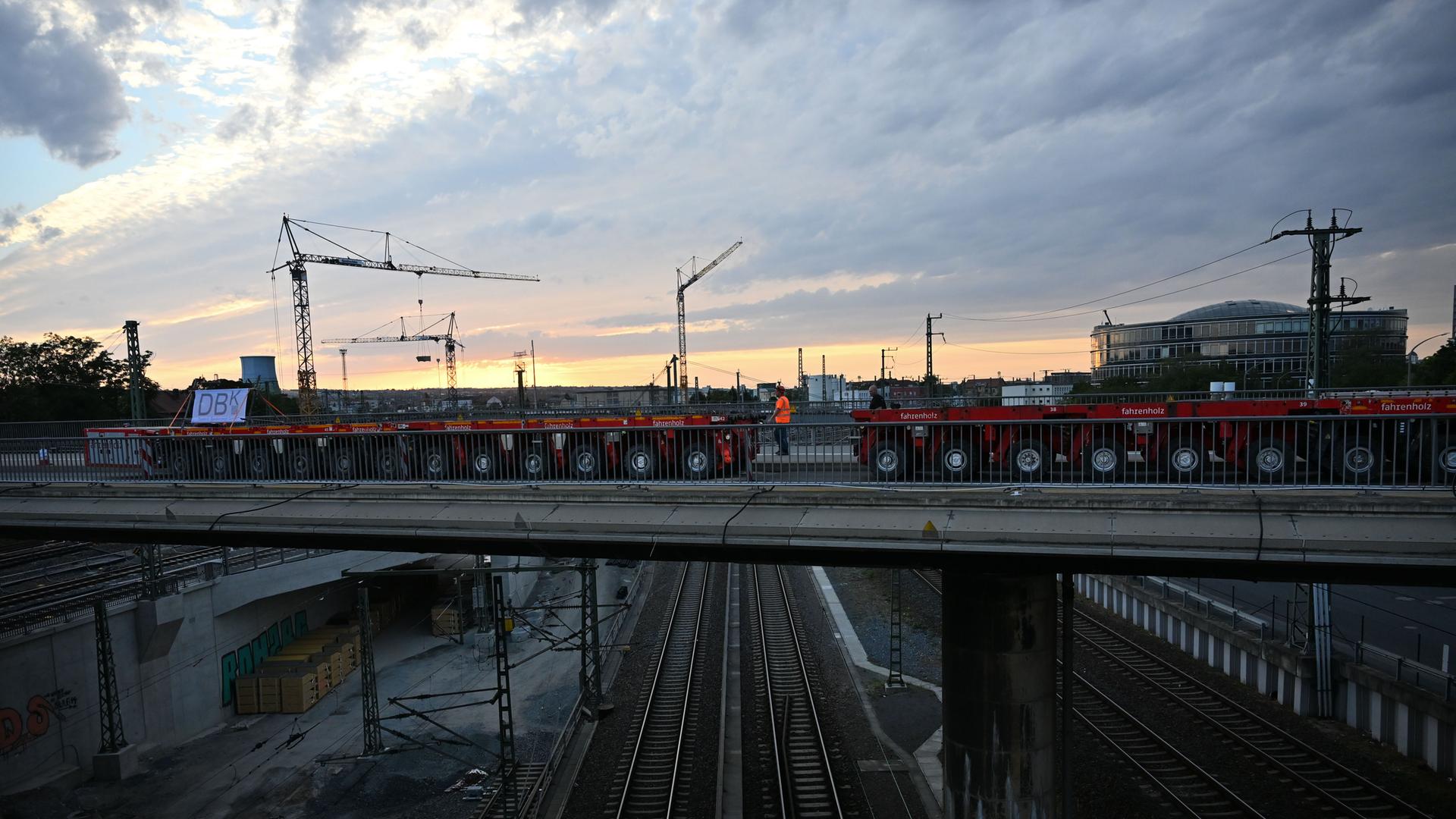 Schwerlasttransporter rollen über die Brücke in der Budapester Straße. | picture alliance/dpa | Katharina Kausche