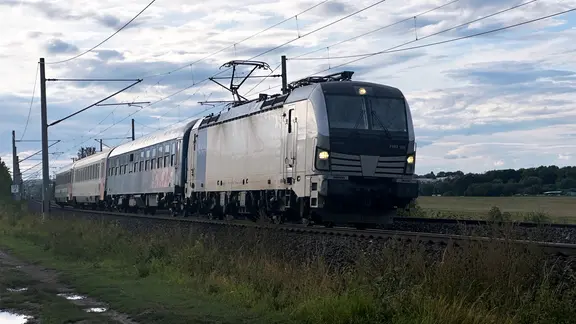 Der Leo Express fährt durch die Landschaft