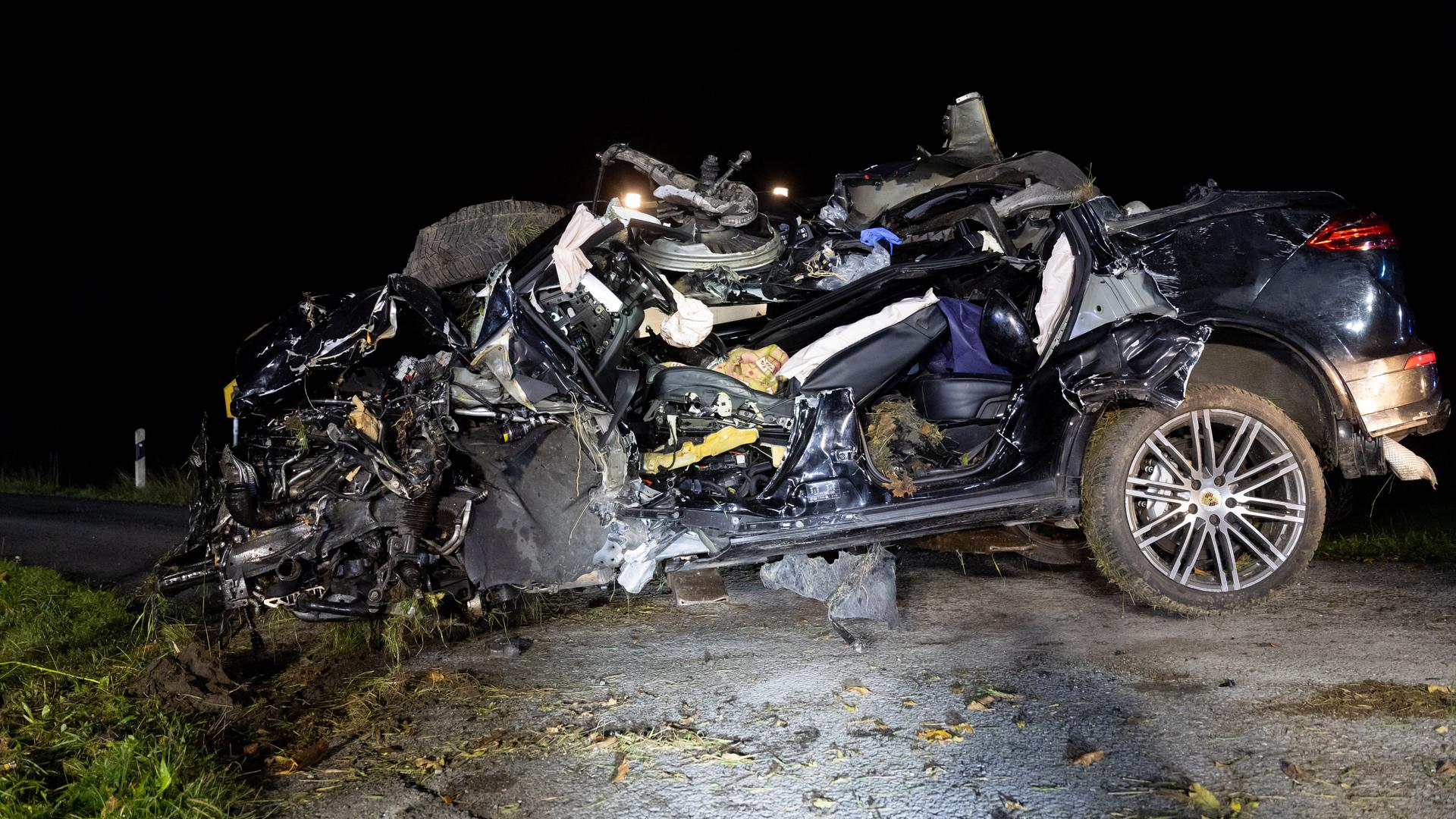 Unfall auf der B89: 25-Jähriger fährt mit SUV in Straßengraben