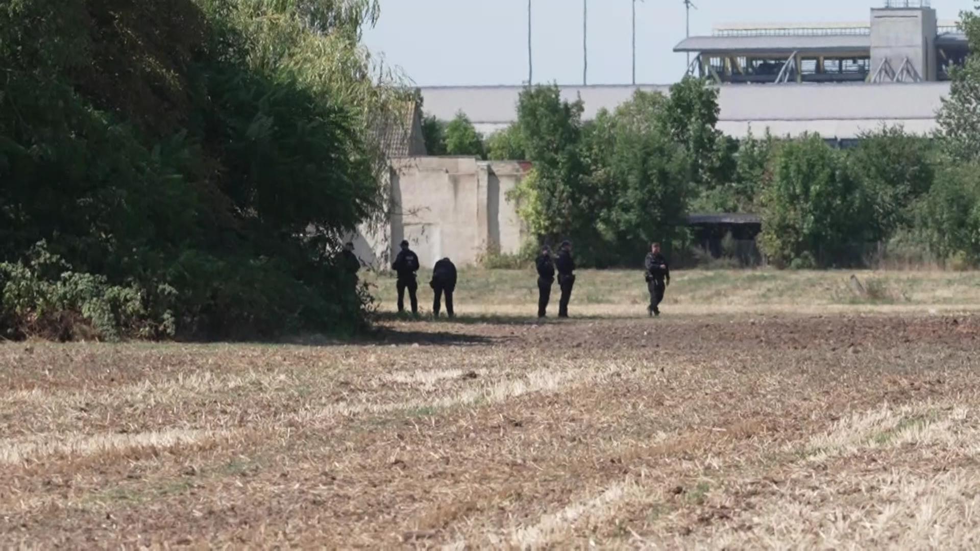 Polizisten auf einem Feld vor Flughafen  | TNN