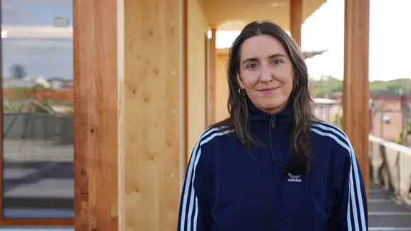 Melanie Lotte Storch steht auf dem Dach des Leika.