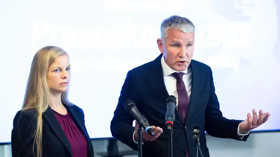 Björn Höcke (AfD), Fraktionsvorsitzender und Wiebke Muhsal (AfD) während einer Pressekonferenz der AfD-Fraktion im Thüringer Landtag zum Abschluss einer dreitägigen Arbeitsklausur zur Vorbereitung auf Regierungsverantwortung in Thüringen. (